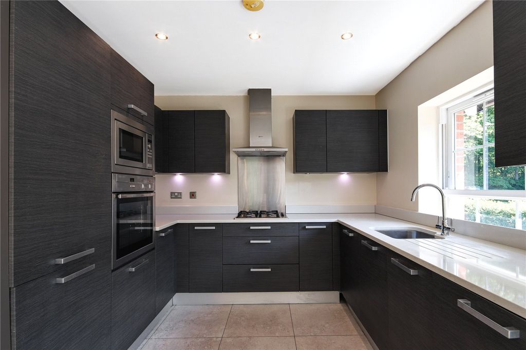 Property photo 2 of 11 Kitchen