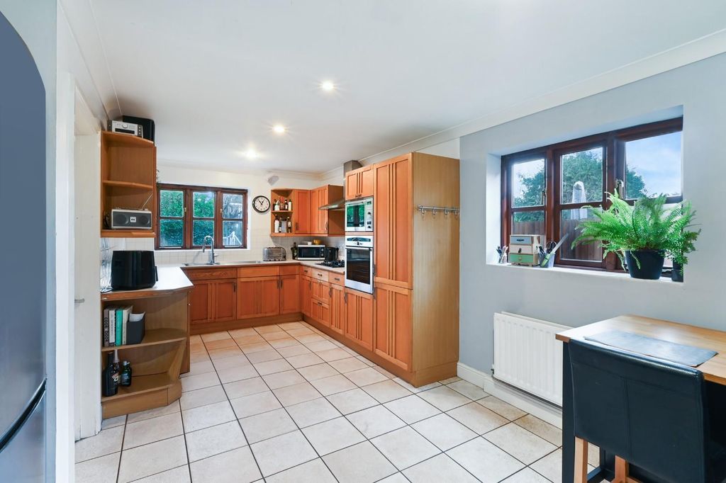 Property photo 2 of 18 Hawthorn Close