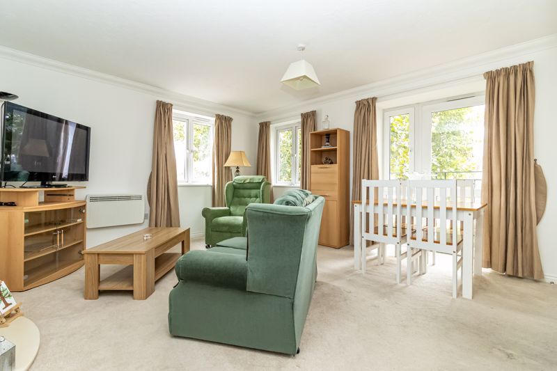 Property photo 2 of 13 .