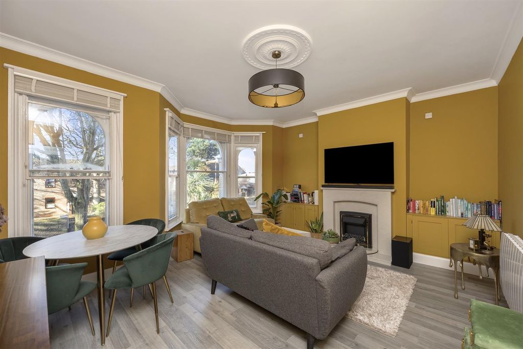 Property photo 2 of 29 South Farm Road 88, Top Floor Flat-006.Jpg