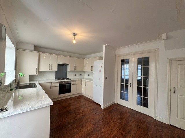 Property photo 3 of 10 Kitchen