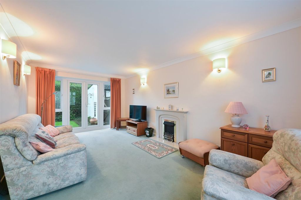 Property photo 2 of 20 Courtlands Crescent 14  (13).Jpg