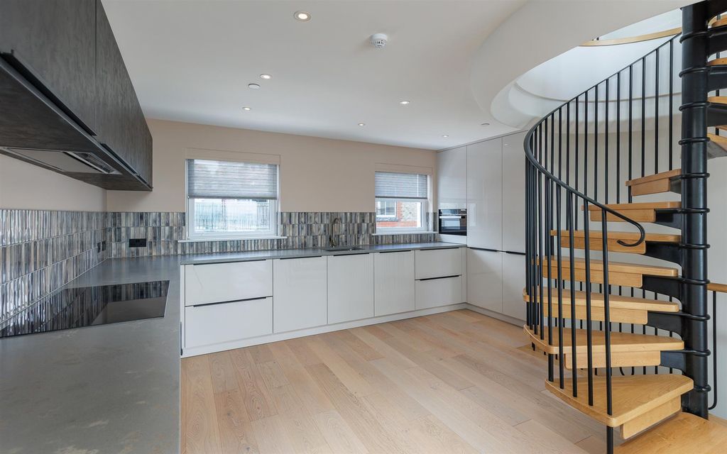 Property photo 3 of 34 Kitchen