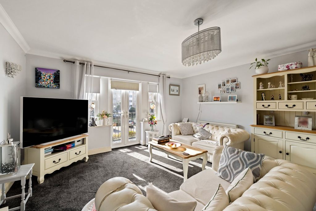 Property photo 2 of 17 Lounge