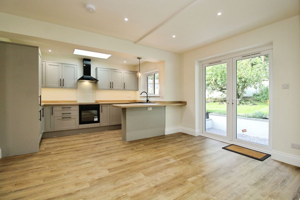 Property photo 2 of 20 Pbox-Kitchen-338934.Jpg