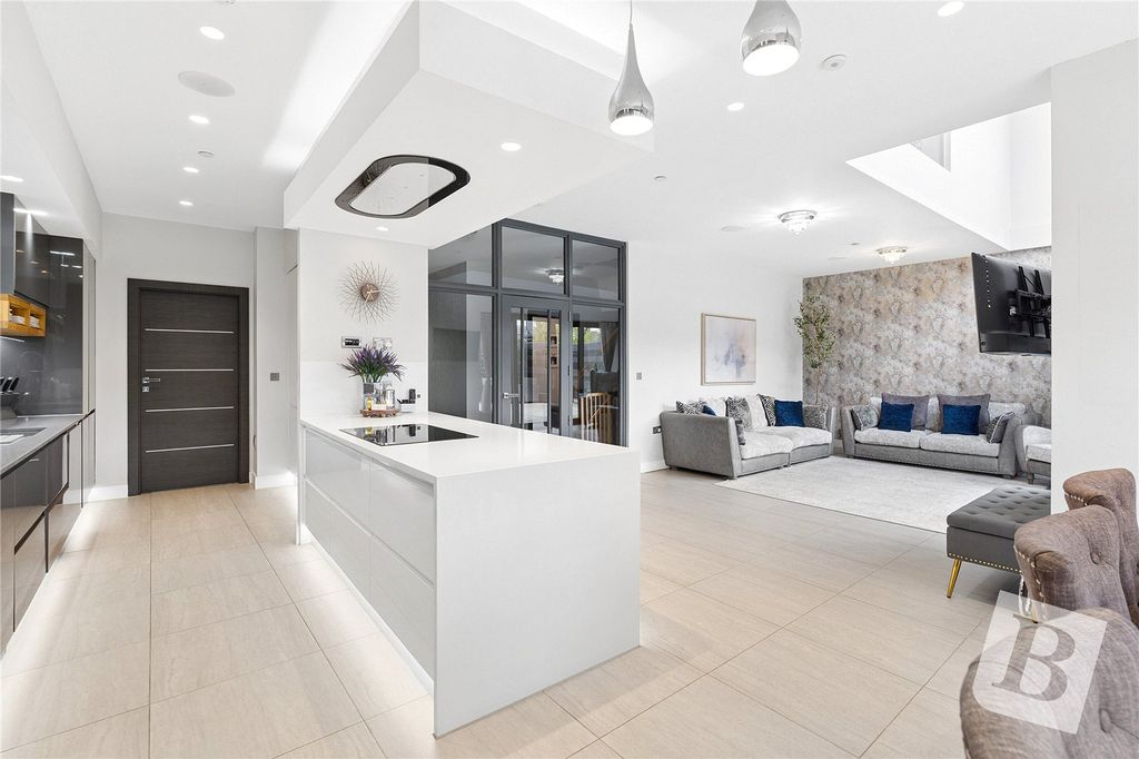 Property photo 2 of 26 Kitchen/Diner/Family