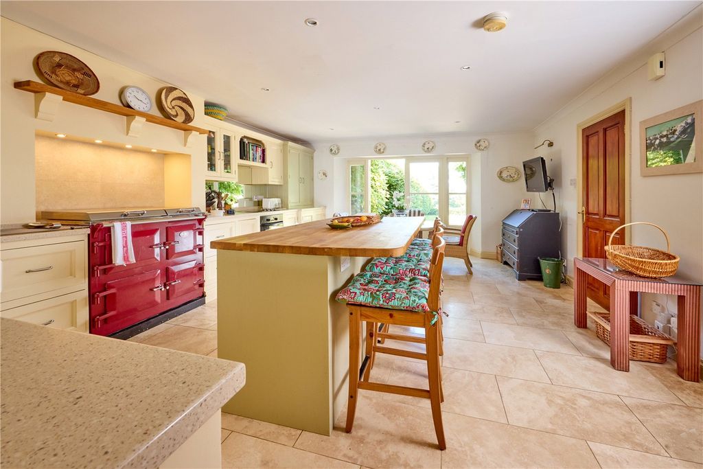 Property photo 3 of 15 Kitchen/Breakfast