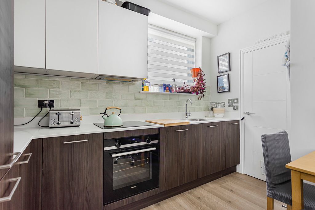 Property photo 3 of 10 Kitchen