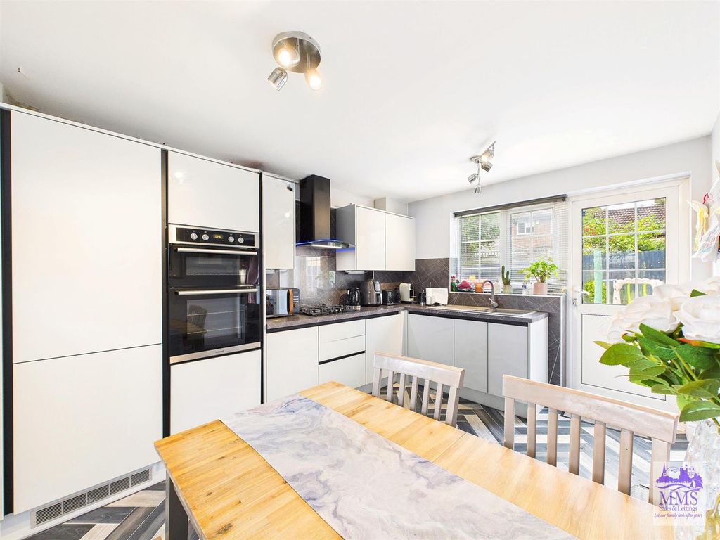 Property photo 3 of 21 Cam04098G0-Pr0121-Still010.Jpg