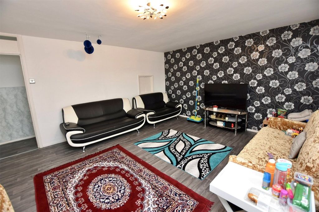 Property photo 3 of 13 Lounge