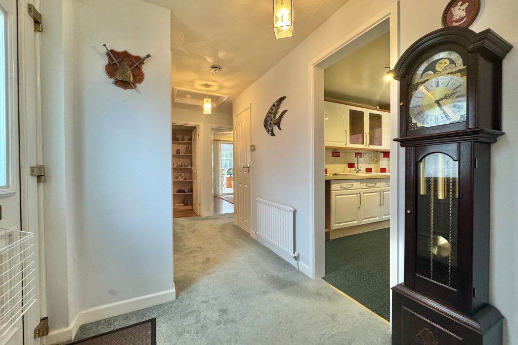 Property photo 2 of 11 Hallway