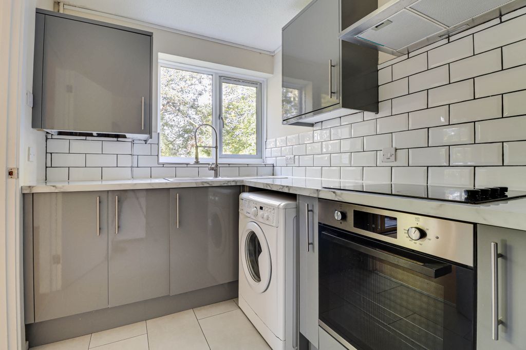 Property photo 3 of 10 Kitchen