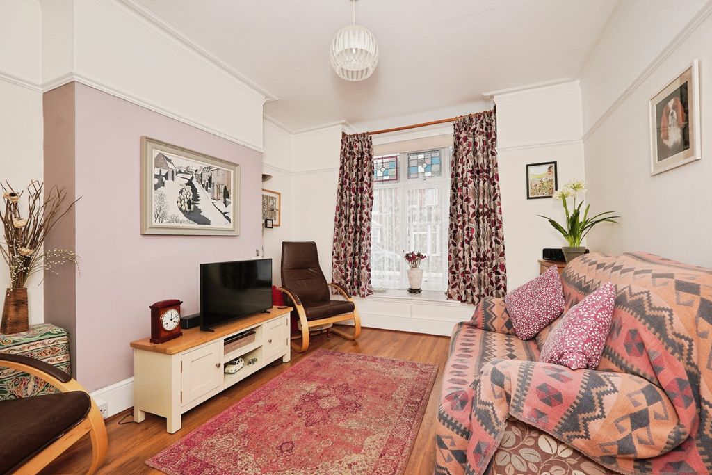 Property photo 2 of 20 Lounge