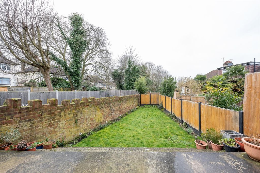 Property photo 2 of 28 Roding Lane North, Ig8