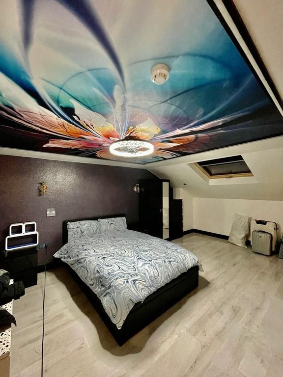 Property photo 3 of 12 Spacious Bedroom With Unique Artistic Ceiling...