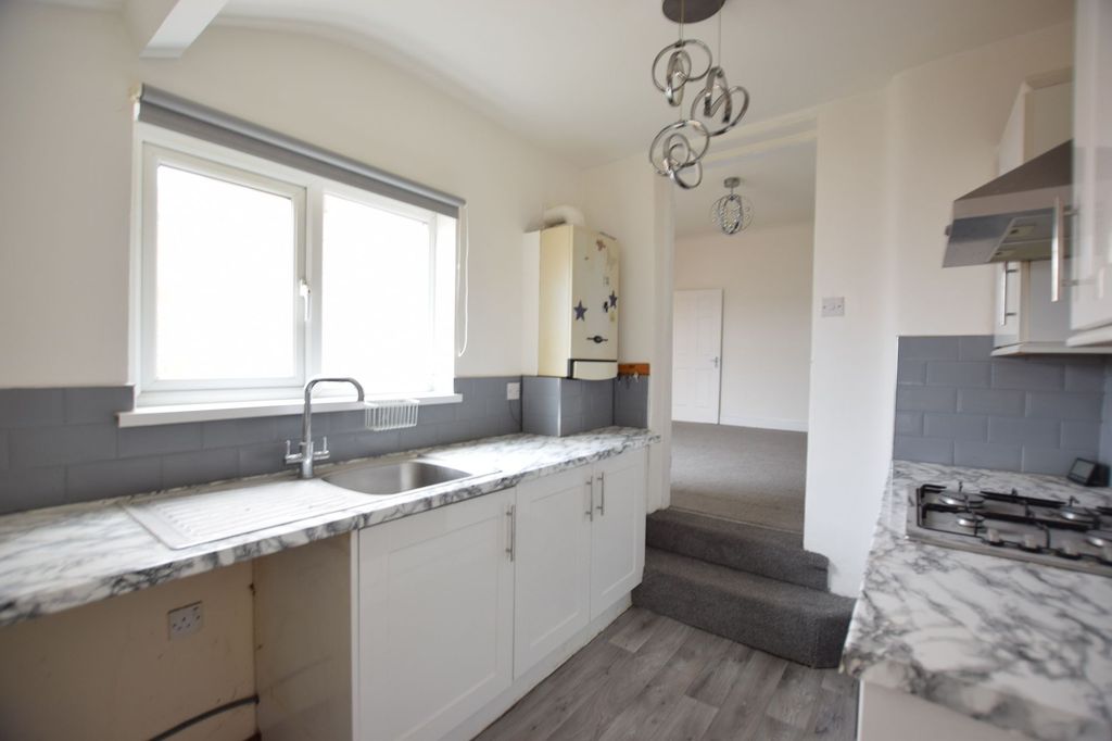 Property photo 3 of 8 Kitchen