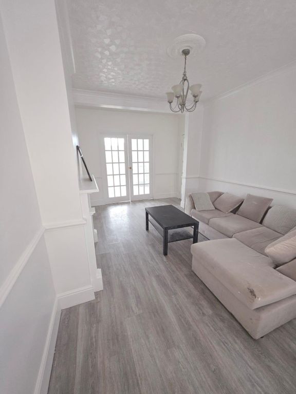 Property photo 1 of 14 3 Bedroom Mid-Terraced House For Sale Stanford Gardens, South Ockendon Rm15 4Bu