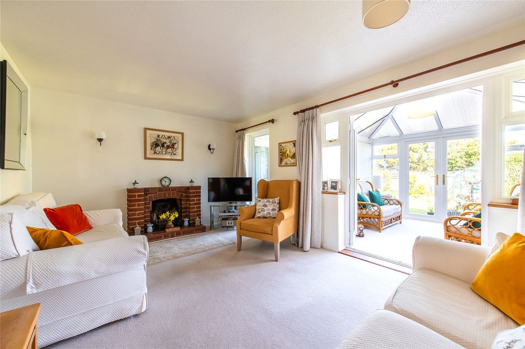 Property photo 2 of 37 Lounge