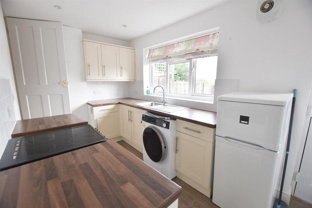 Property photo 3 of 6 Fitted Kitchen