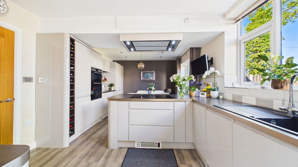 Property photo 3 of 12 Cam03669G0-Pr0066-Still005