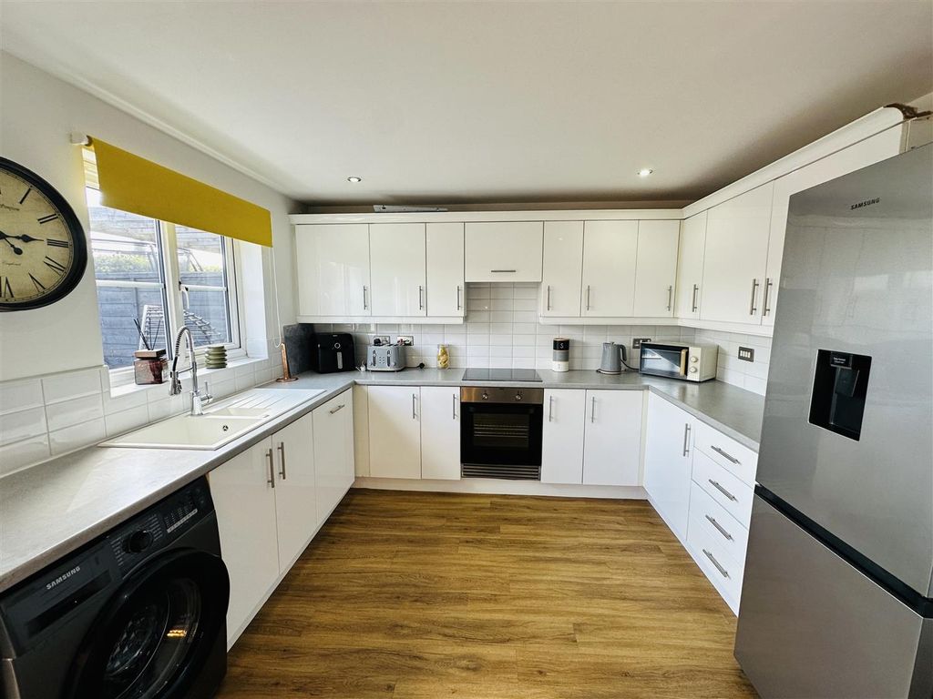 Property photo 2 of 25 Kitchen