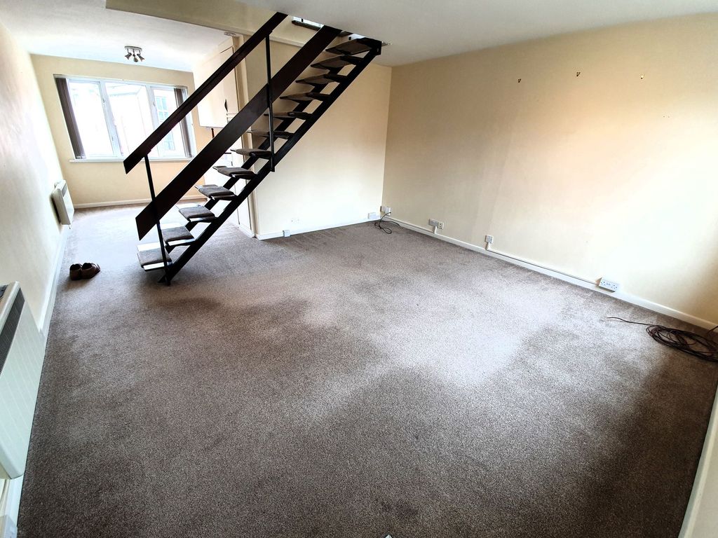 Property photo 3 of 6 Living Room