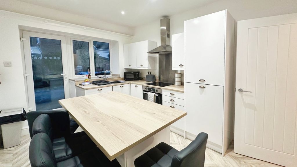 Property photo 1 of 10 Kitchen
