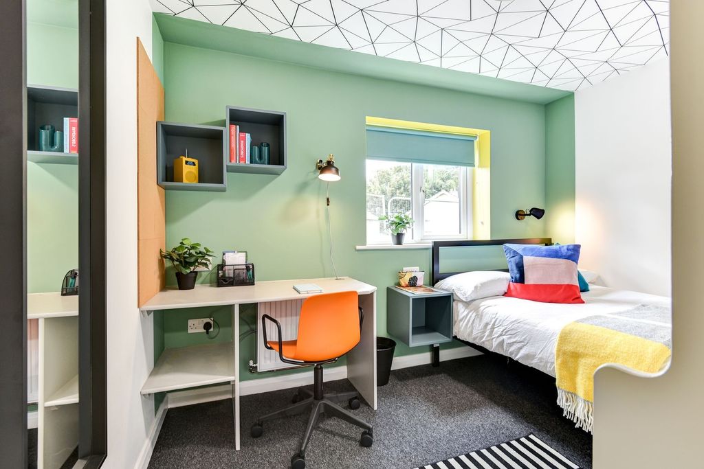 Property photo 2 of 6 Bright And Inviting Double Bedroom Featuring A Coz...
