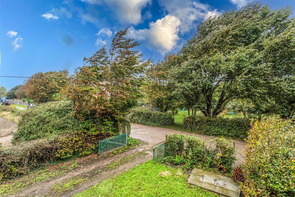 Property photo 2 of 18 53 Crossways5.Jpg