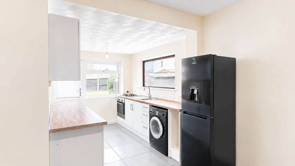 Property photo 3 of 12 Kitchen
