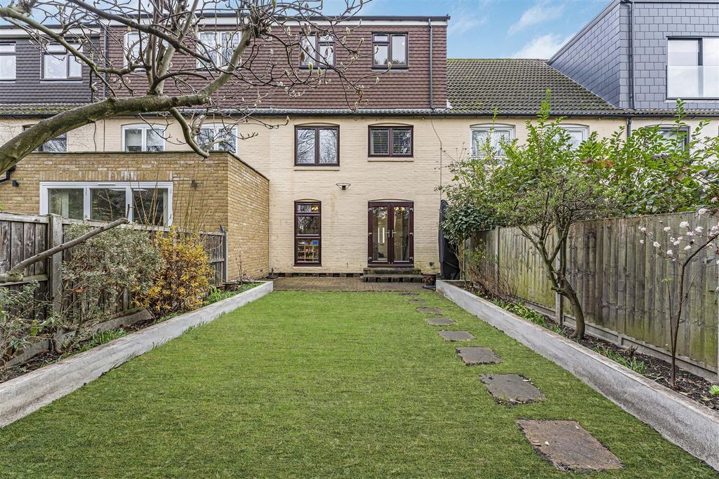 Property photo 1 of 20 Brewhouse Walk