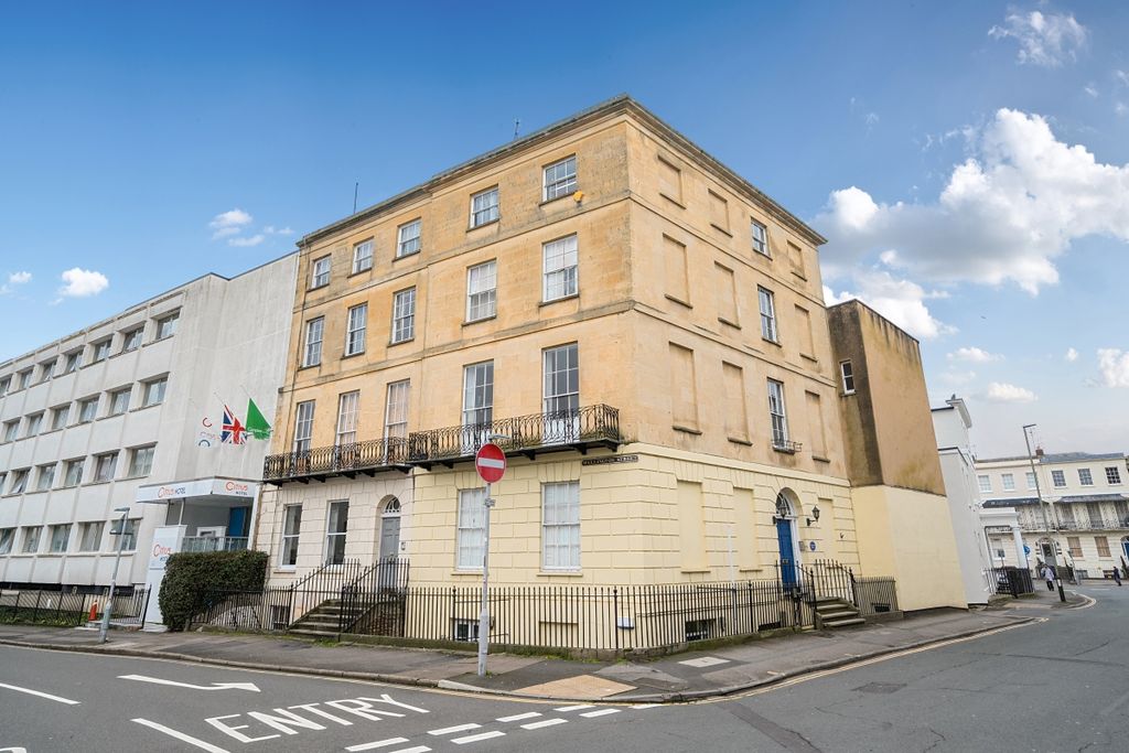 Property photo 1 of 14 1403169-1-69773Ab...