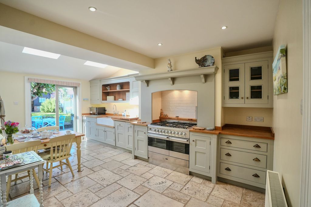 Property photo 2 of 25