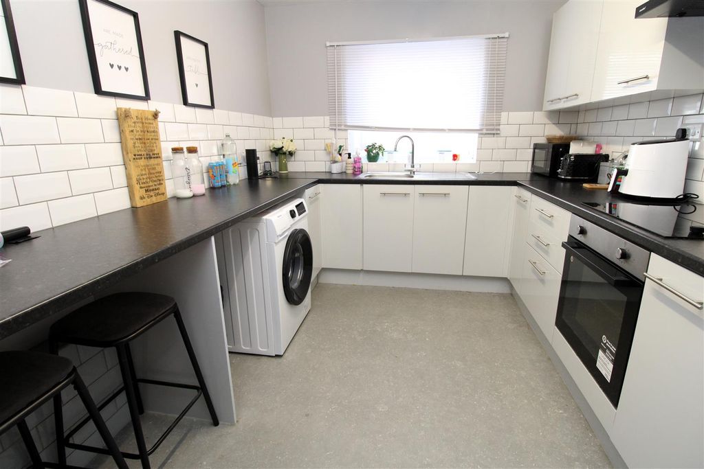 Property photo 2 of 7 Kitchen.Jpg