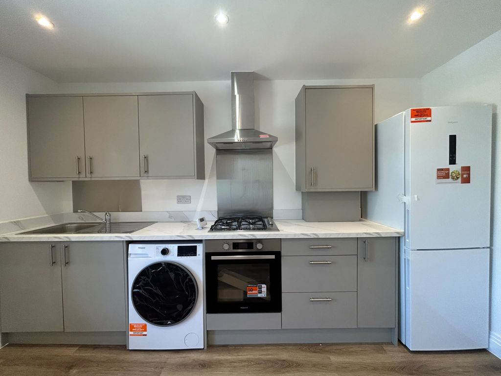 Property photo 1 of 5 2 Bed Flat To Rent Barge Drive, Southall Ub2