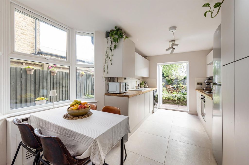 Property photo 3 of 45 Godwin Road, E7