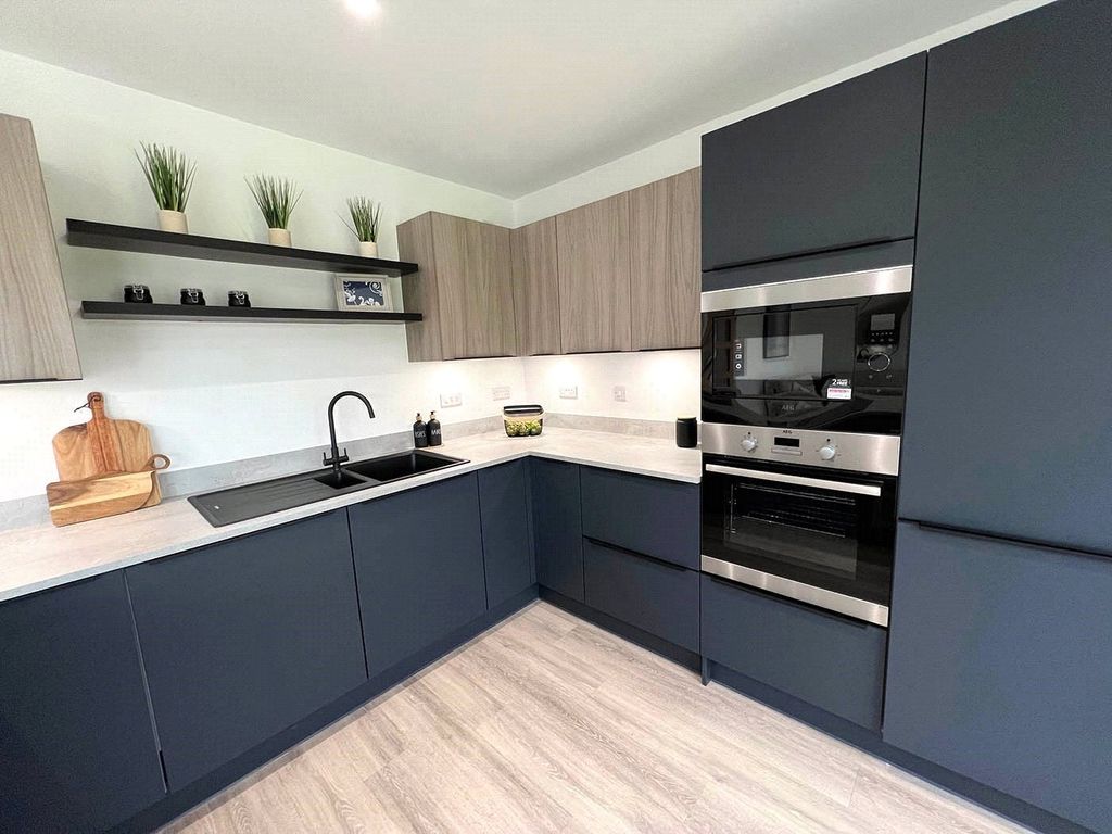 Property photo 3 of 10 Kitchen