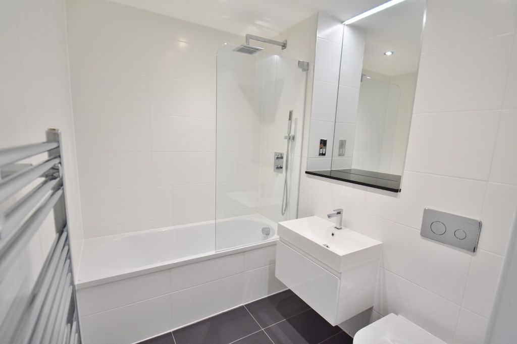 Property photo 3 of 10 Bathroom