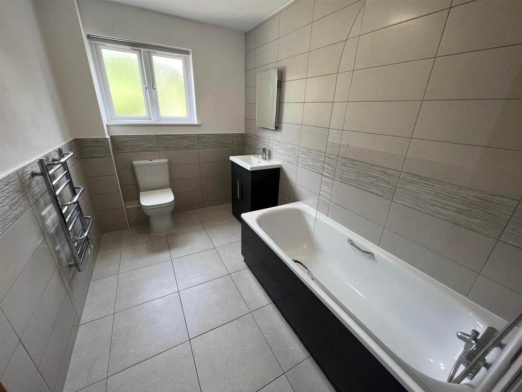 Property photo 3 of 6 Flat 17 Val Court Bathroom.Jpg