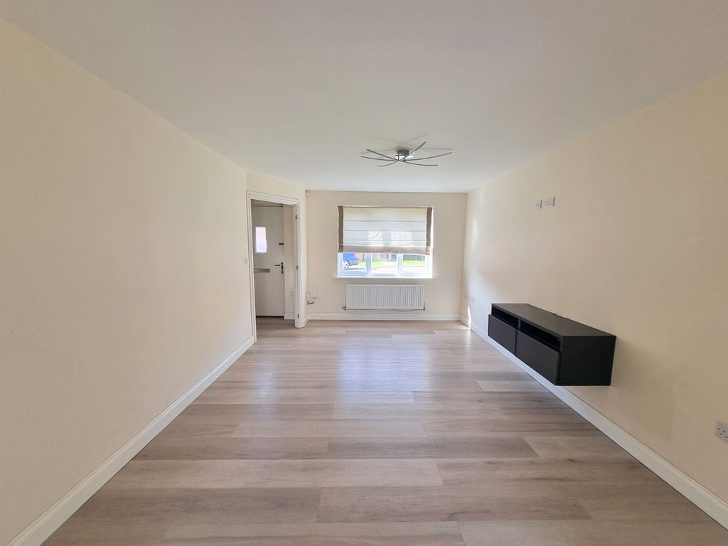 Property photo 3 of 24 Lounge