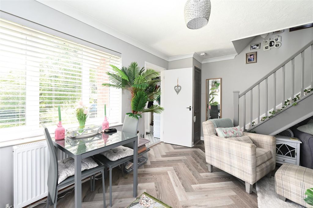 Property photo 3 of 10 Summerfields