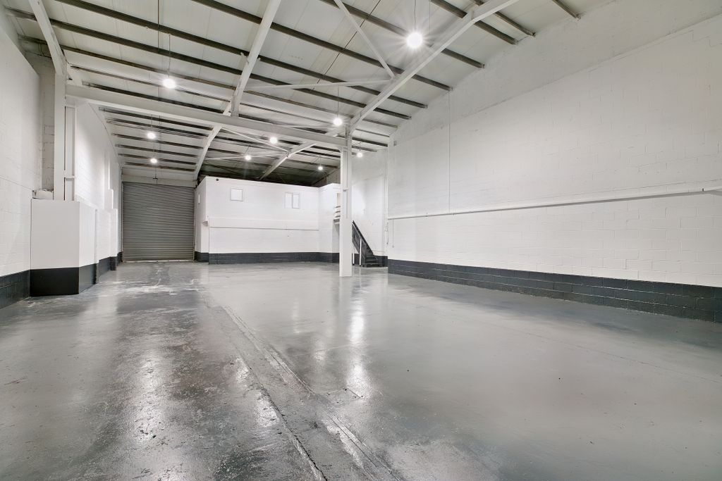 Property photo 3 of 14 8563352-Interior13-800