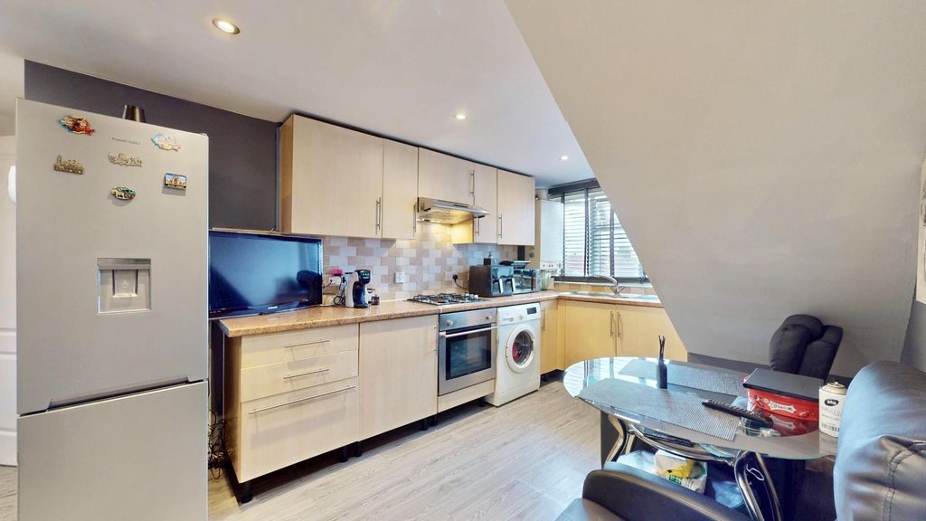 Property photo 3 of 18 992B-Eastern-Avenue-10132025_161158.Jpeg