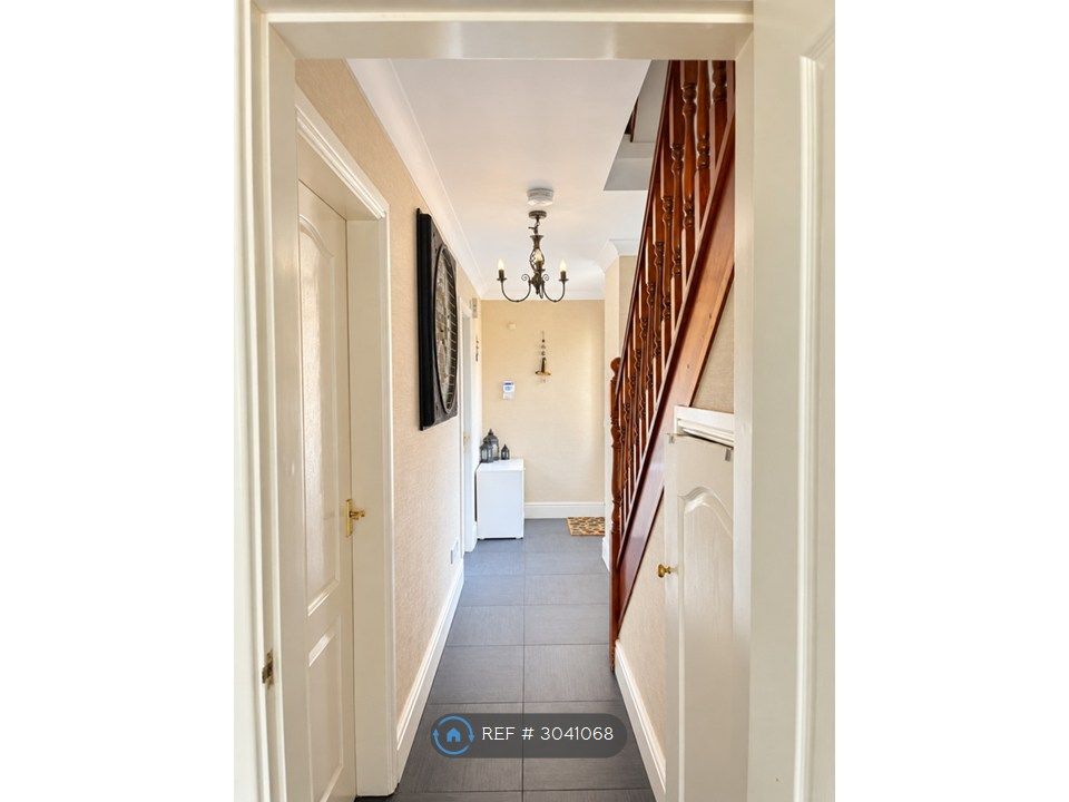 Property photo 2 of 33 Entrance Hallway