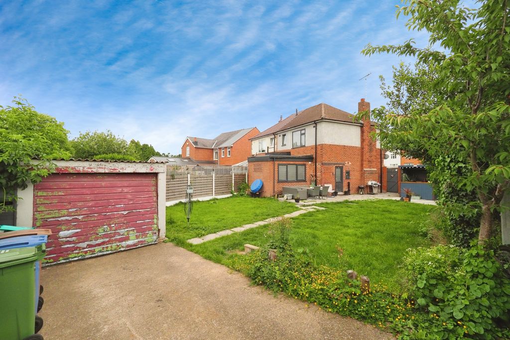 Property photo 2 of 20 Fantastic Rear And Side Gardens With Detached Garage And Driveway