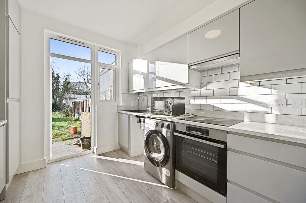 Property photo 1 of 8 Christchurch Avenue, Harrow, Middlesex Ha3