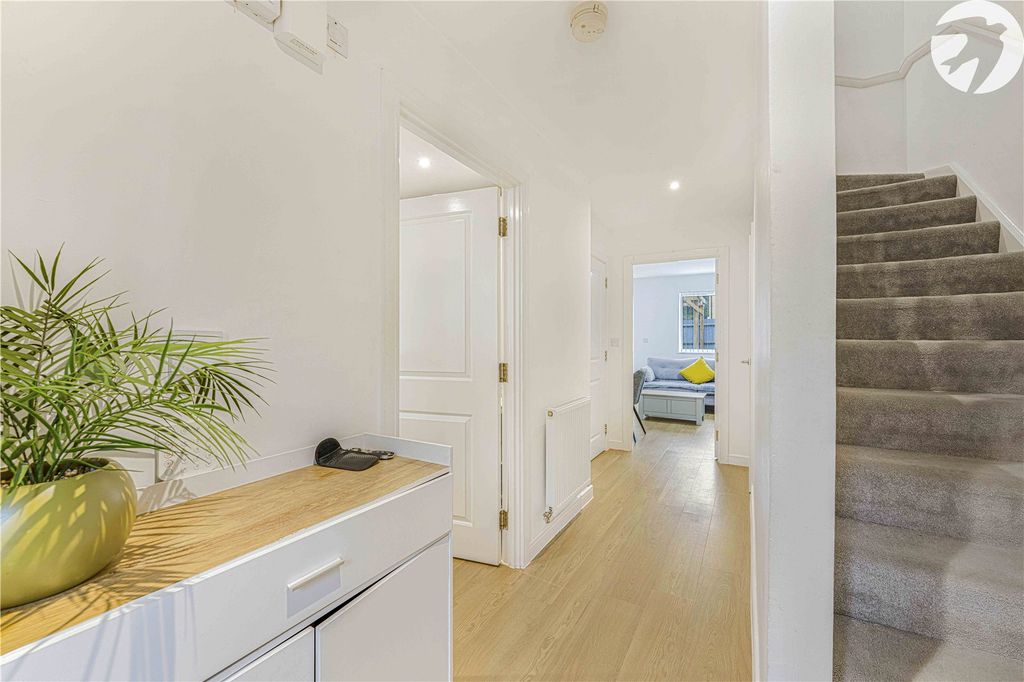 Property photo 3 of 23 Entrance Hall