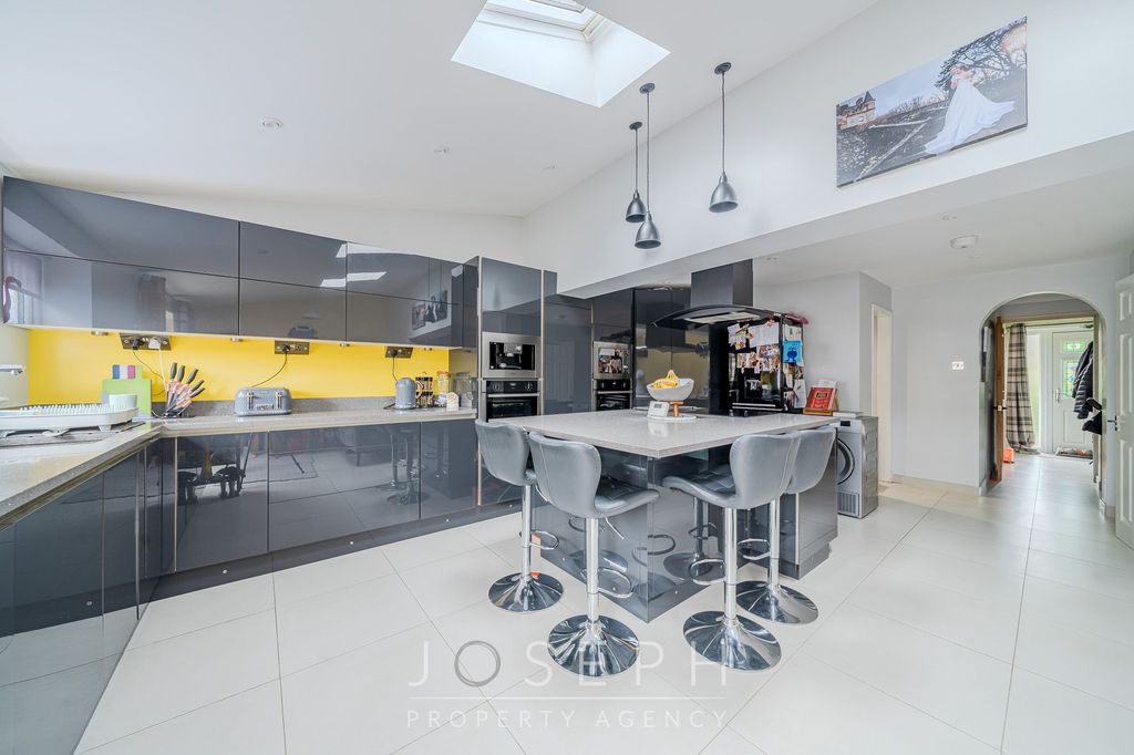 Property photo 3 of 21