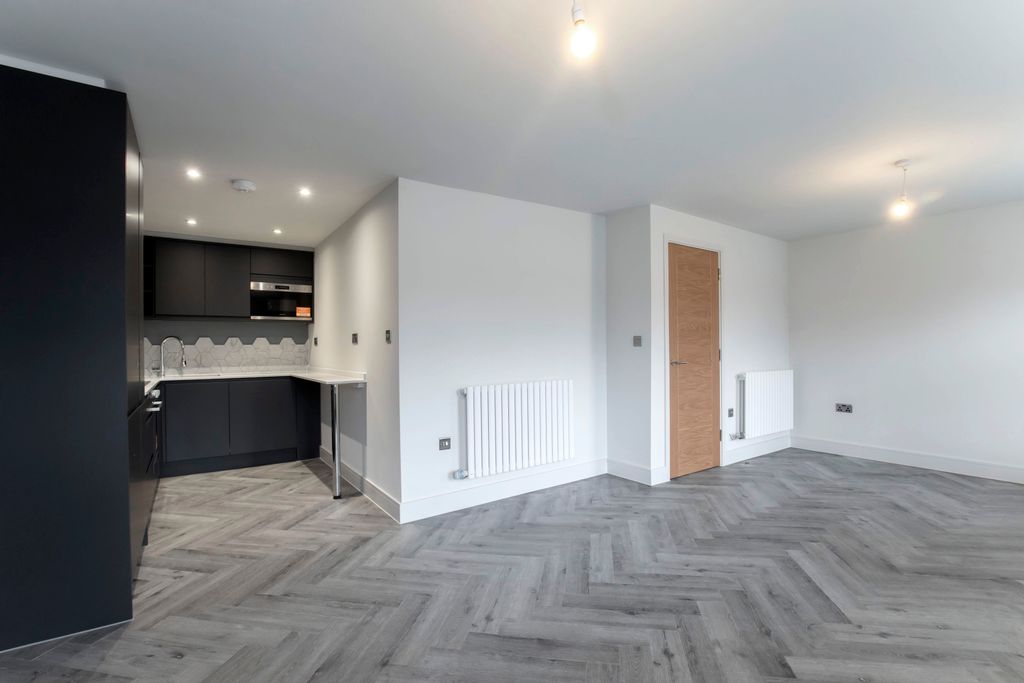 Property photo 3 of 10 11c Buckingham Court-05