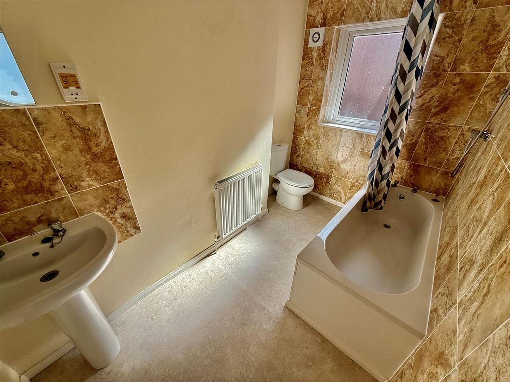 Property photo 3 of 10 Bathroom